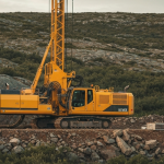 Bohranlage bei Explorationsarbeiten in unwegsamem Gelände
