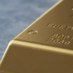 Polierter Goldbarren auf grauer Steinoberfläche – Symbol für institutionelles Kapital im Goldsektor