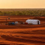 Explorationslager im australischen Outback bei goldenem Abendlicht