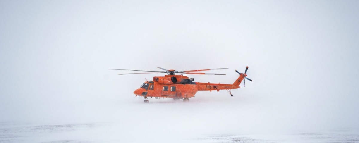 Helikopter führt luftgestützten Magnetsurvey über arktischer Wildnis durch