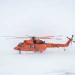 Helikopter führt luftgestützten Magnetsurvey über arktischer Wildnis durch