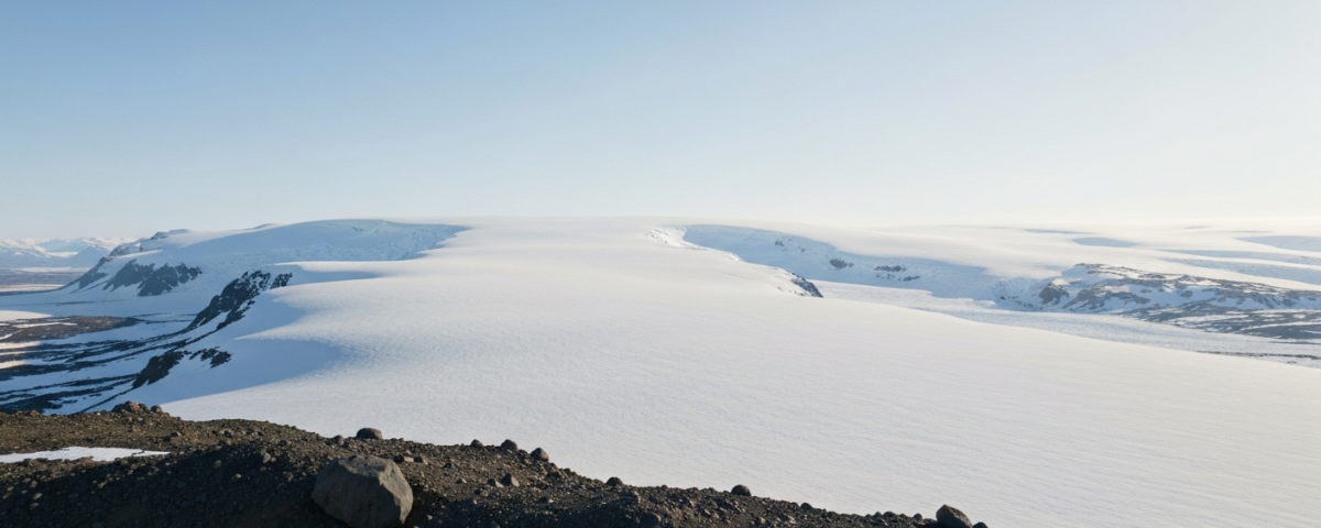 Arktische Landschaft mit felsigem Terrain und Eisfeldern – Symbol für Grönlands Rohstoffpotenzial