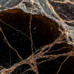 Seltene-Erden-Mineralproben auf einer geologischen Karte