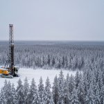 Bohranlage im skandinavischen Borealdwald bei winterlichem Nordlicht – Lithiumexploration in Finnland