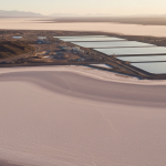 Luftaufnahme einer Lithium-Soleanlage in einer weitläufigen Salzwüste bei Morgenlicht
