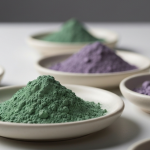 Seltene-Erden-Oxidproben in Keramikschalen auf weißer Laborfläche, gedämpfte grüne und violette Farbtöne
