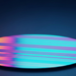 Silizium-Wafer mit irisierendem Cyan-Magenta-Interferenzmuster auf Reinraum-Untergrund