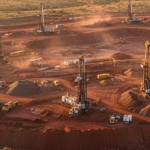 Luftaufnahme eines Explorationsgeländes in der australischen Outback mit Bohrturm und roter Erde