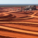 Fernab gelegenes Explorationscamp im australischen Outback mit Bohrausrüstung und roten Staublandschaften
