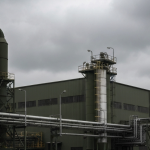 Wolfram-Verarbeitungsanlage unter bewölktem Himmel in gedämpften Industriefarben