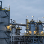 Uranverarbeitungsanlage unter bedecktem Himmel mit stählern-blauer Industriekulisse