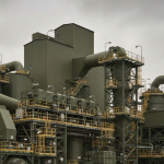 Kupferverarbeitungsanlage unter bedecktem Himmel in gedeckten Industriefarben