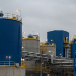 Außenansicht einer Uranverarbeitungsanlage unter bedecktem Himmel mit stahlblauer Industriestruktur