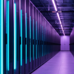 Servergang in einem modernen Hochleistungs-Datencenter mit blau-cyan LED-Beleuchtung