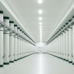 Industrielle Lösungsmittelextraktionsanlage für Seltene Erden mit Kolonnen unter neutralem Laborlicht