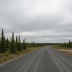 Fernbohrplatz im borealen Wald des Athabasca-Beckens unter bewölktem Himmel