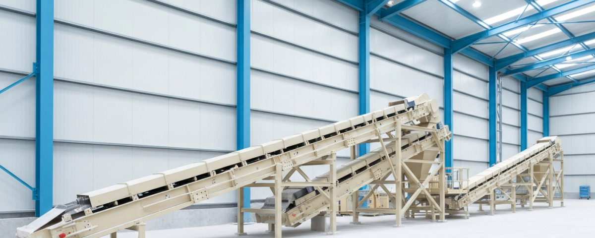 Innenansicht einer Lithium-Aufbereitungsanlage mit heller Industriebeleuchtung und weißen Strukturen