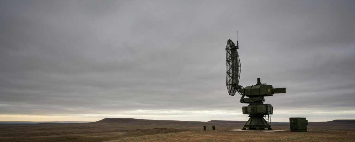 Radaranlage auf kahlem Plateau unter bewölktem Himmel – Gallium-Germanium als Schlüsselrohstoff für Militärelektronik
