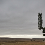 Radaranlage auf kahlem Plateau unter bewölktem Himmel – Gallium-Germanium als Schlüsselrohstoff für Militärelektronik
