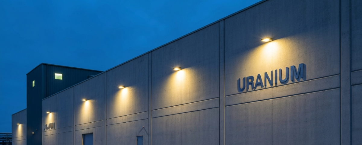 Uranverarbeitungsanlage bei Blaustunde mit stahlblauem Himmel und natriumgelbem Licht