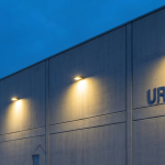 Uranverarbeitungsanlage bei Blaustunde mit stahlblauem Himmel und natriumgelbem Licht
