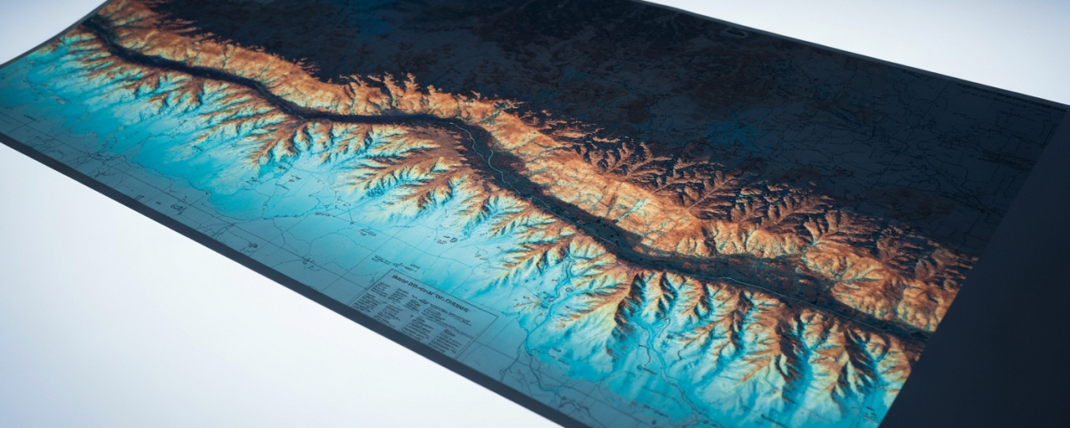 Geologische Übersichtskarte einer Arizona-Canyonregion auf einem Leuchttisch, cyan-magentafarbene Lichtreflexe
