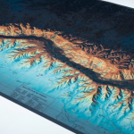 Geologische Übersichtskarte einer Arizona-Canyonregion auf einem Leuchttisch, cyan-magentafarbene Lichtreflexe