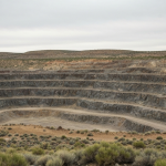 Verlassener Tagebau in der Nevada-Wüste unter bedecktem Himmel – typisches Brownfield-Explorationsprojekt