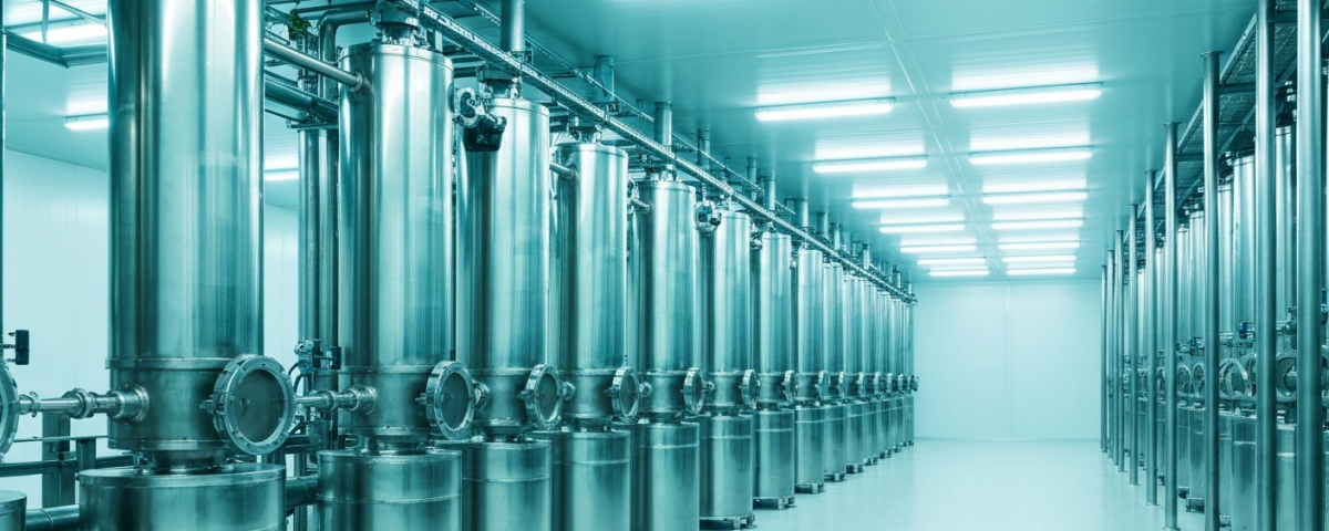 Innnenansicht einer modernen Lithium-Demonstrationsanlage mit Extraktionskolonnen unter Neonlicht