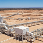 Moderne Mineralverarbeitungsanlage im australischen Outback aus der Vogelperspektive