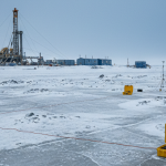 Geophysik-Feldteam mit elektromagnetischen Sensoren auf arktischer Tundra nahe einem Uran-Explorationsgebiet