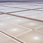 Luftaufnahme eines Lithium-Verdunstungsteichs in einem südamerikanischen Salar bei Tageslicht