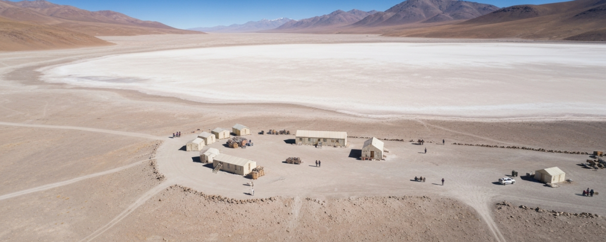 Luftaufnahme eines Explorationscamps am Rand eines Salars – typische Umgebung für Lithium-Frühphasenexploration