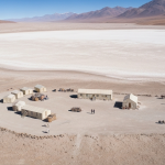 Luftaufnahme eines Explorationscamps am Rand eines Salars – typische Umgebung für Lithium-Frühphasenexploration