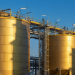 Haufenlaugungsanlage eines Goldprojekts in der Abenddämmerung mit industrieller Infrastruktur