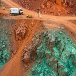 Geophysikalische Exploration an einem Kupfer-Porphyr-Standort in British Columbia mit sichtbarer Malachit-Patina