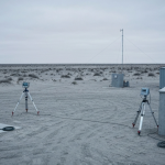 Geophysikalisches Survey-Equipment in der australischen Wüste unter bewölktem Himmel