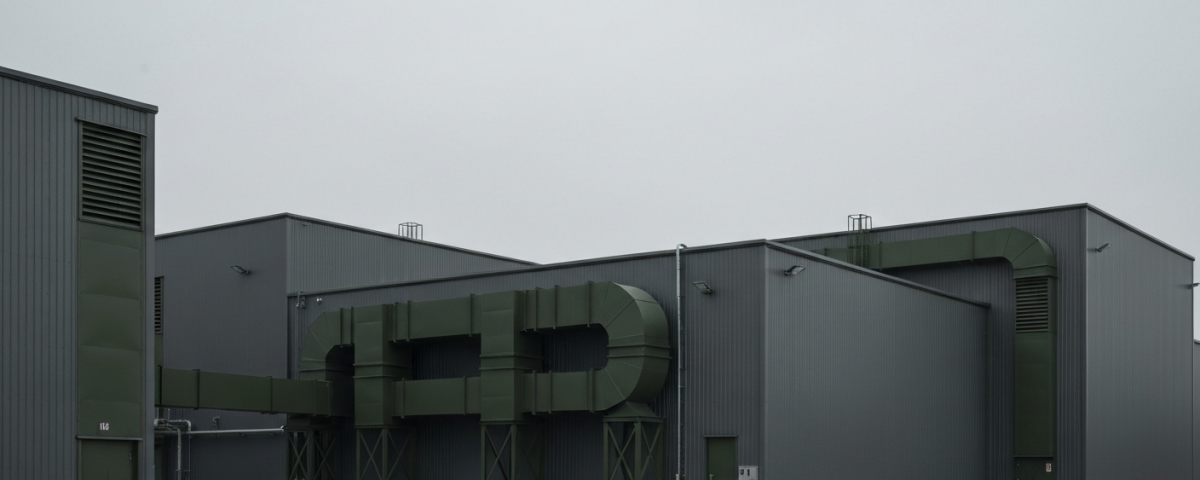Industrieanlage zur Verarbeitung von Halbleiter-Rohstoffen unter bedecktem Himmel