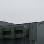 Industrieanlage zur Verarbeitung von Halbleiter-Rohstoffen unter bedecktem Himmel