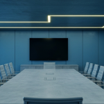 Leerer Konferenzraum eines Bergbauunternehmens mit stählern-blauer Atmosphäre und technischem Licht