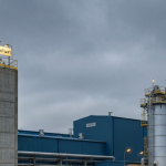 Uranverarbeitungsanlage unter bedecktem Himmel in Stahl-Blau und Betongrau