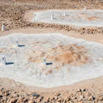 Luftaufnahme eines ariden südafrikanischen Geländes mit geologischen Markierungen für Lithiumexploration