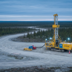 Bohranlage am nördlichen Rand des Athabasca-Beckens unter stahlblauem Himmel