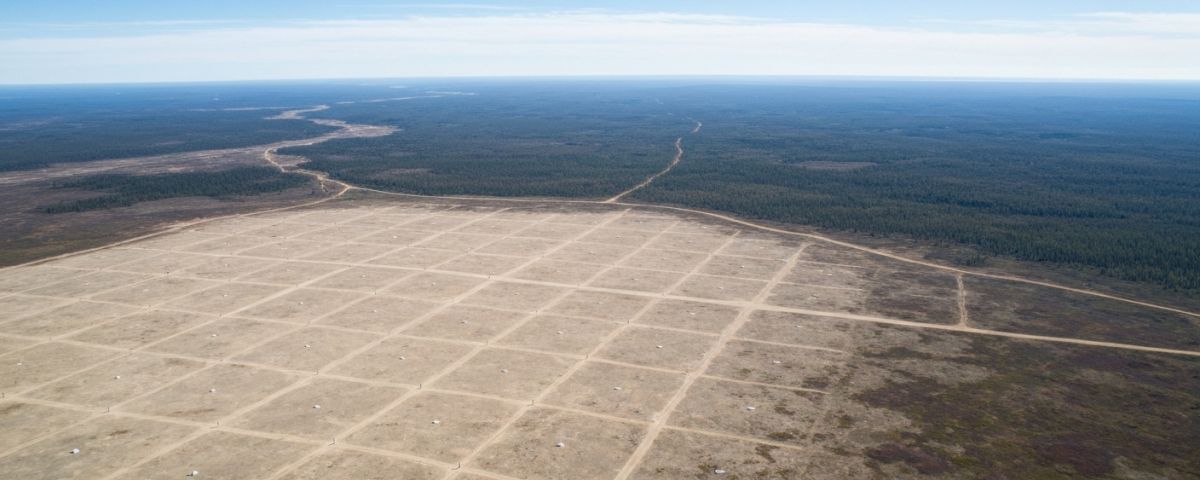 Luftaufnahme einer subarktischen Landschaft mit Mineralrechts-Markierungen im hellen Tageslicht