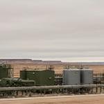 Uranverarbeitungsanlage in der Utah-Wüste unter bedecktem Himmel, industrielle Stahlbehälter