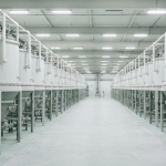 Innenansicht einer Seltenerden-Verarbeitungsanlage mit Mixer-Settler-Tanks unter neutralem Industrielicht