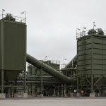 Industrielle Mineralverarbeitungsanlage in Schweden unter bedecktem Himmel, Grau- und Grüntöne