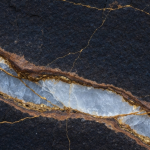 Quarzader mit goldenen Mineralspuren in altem Gestein des Pilbara-Distrikts