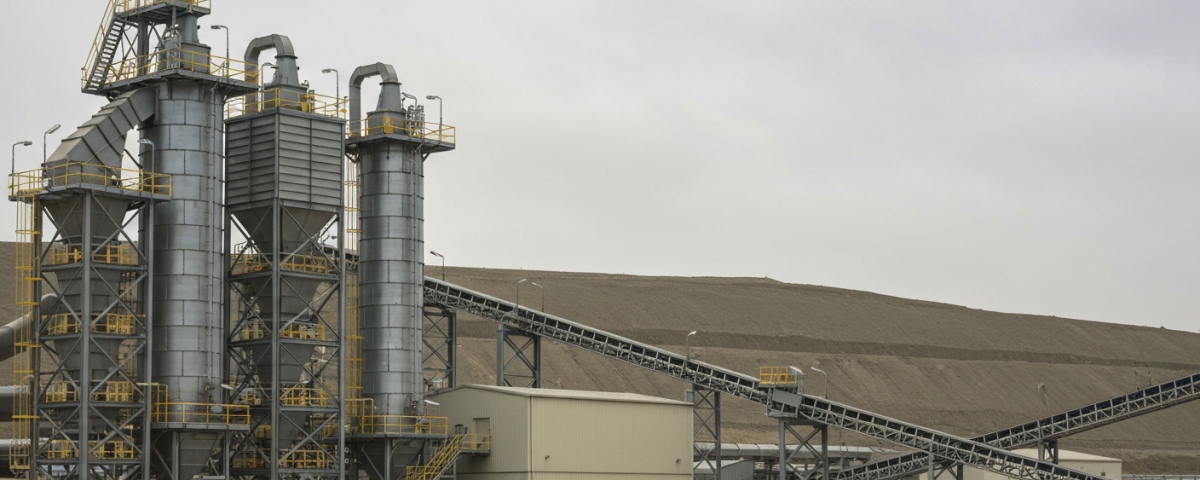 Kupfer-Aufbereitungsanlage mit grauer Industriearchitektur unter bedecktem Himmel