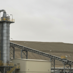 Kupfer-Aufbereitungsanlage mit grauer Industriearchitektur unter bedecktem Himmel